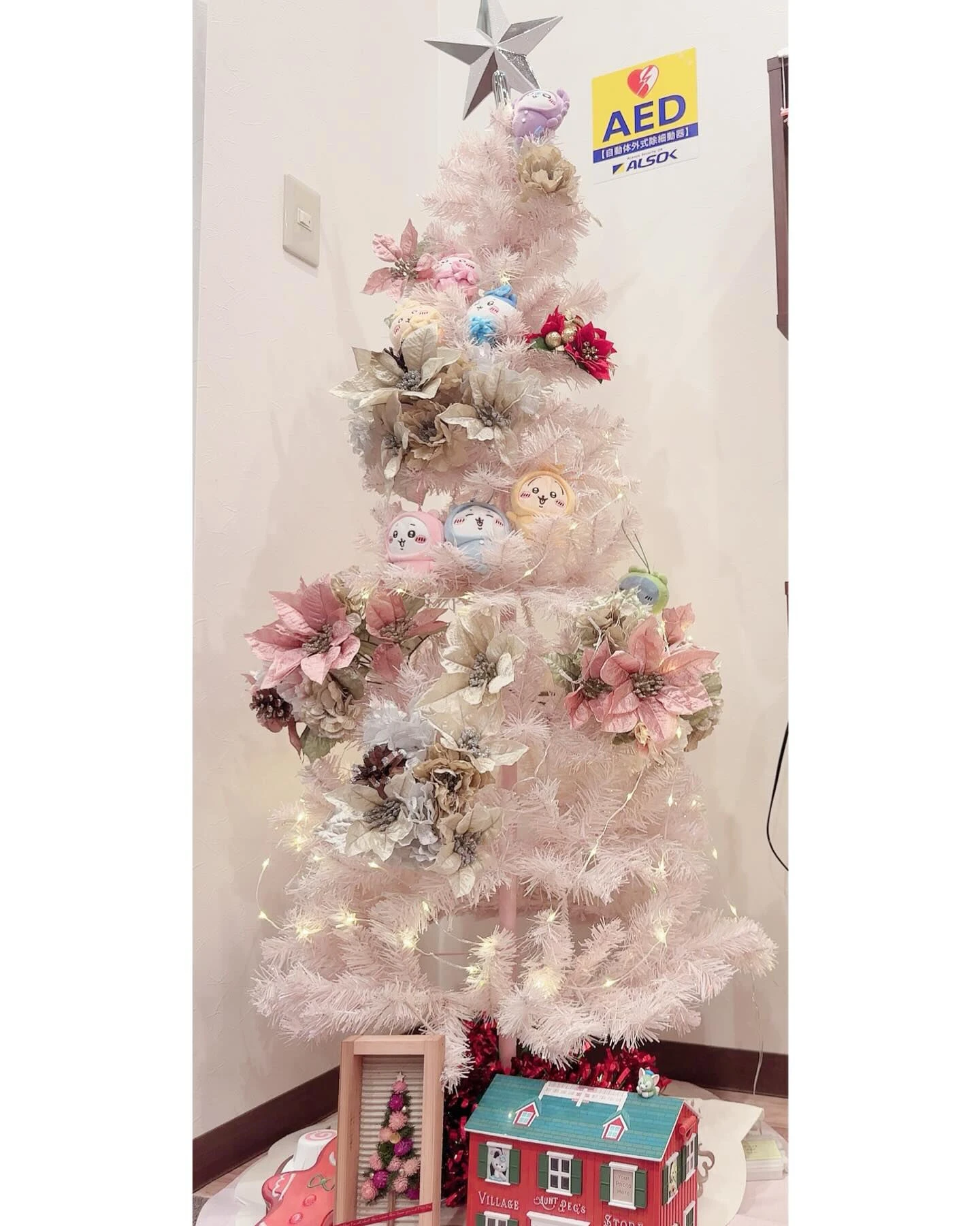 今年のクリスマスツリーにはお子様にも大人気、ちいかわちゃん達...