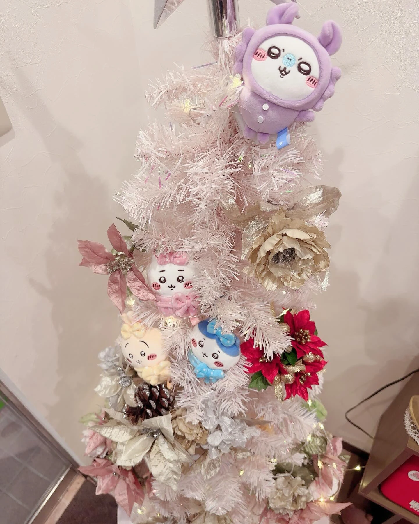 今年のクリスマスツリーにはお子様にも大人気、ちいかわちゃん達...