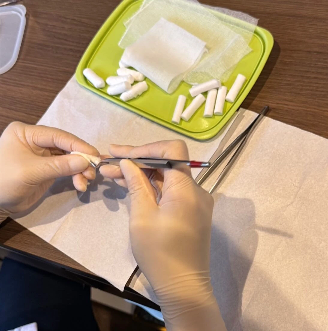 こんにちは！今回のスタッフの日常は止血ガーゼ作り編です😄