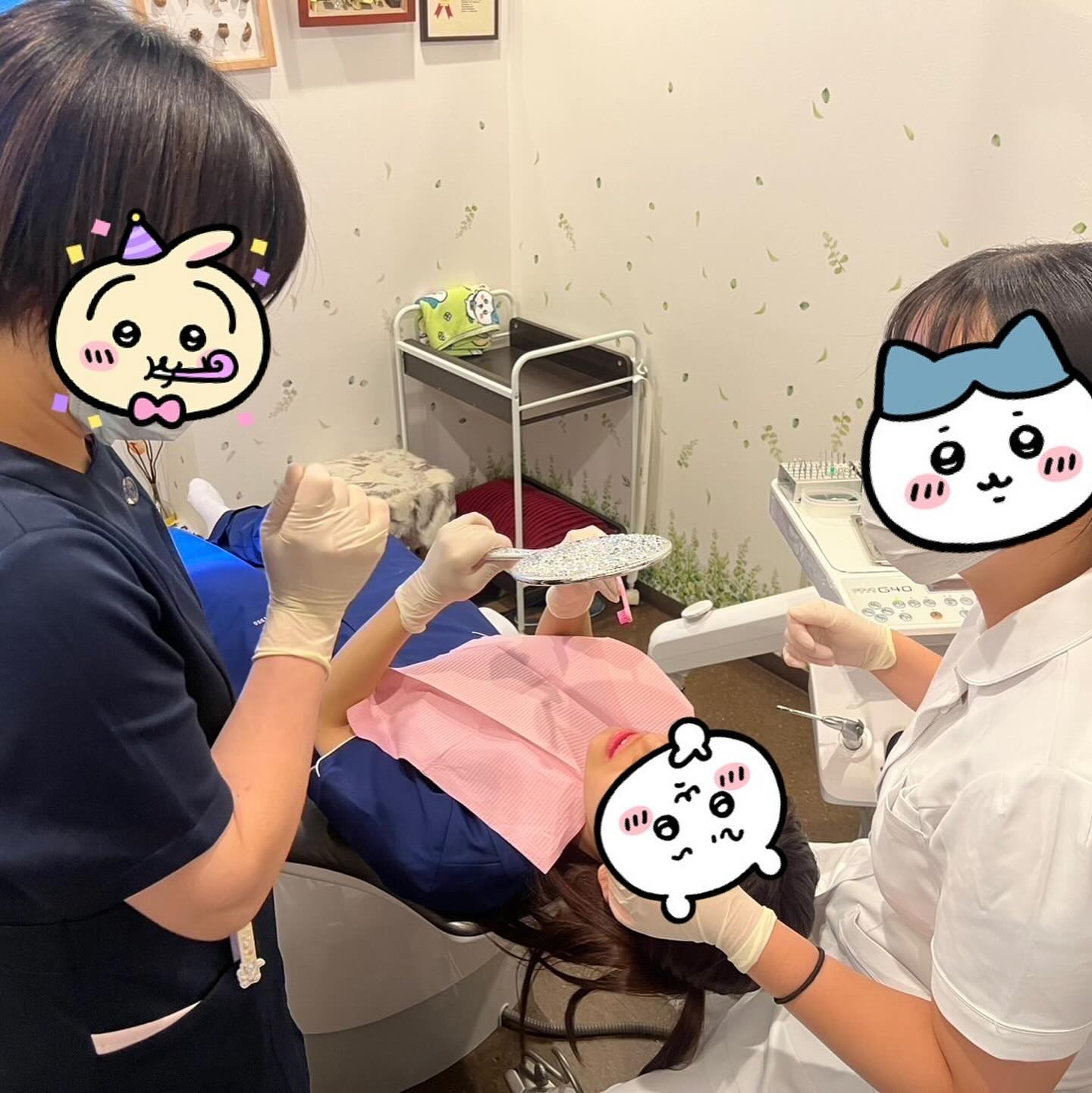 今回は歯科治療の基本、歯磨き指導の相互実習風景をお見せします...