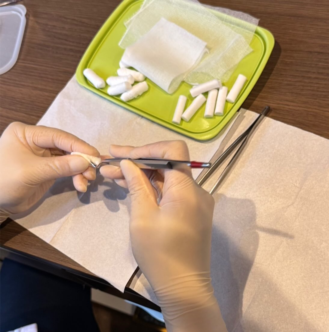 こんにちは！今回のスタッフの日常は止血ガーゼ作り編です😄