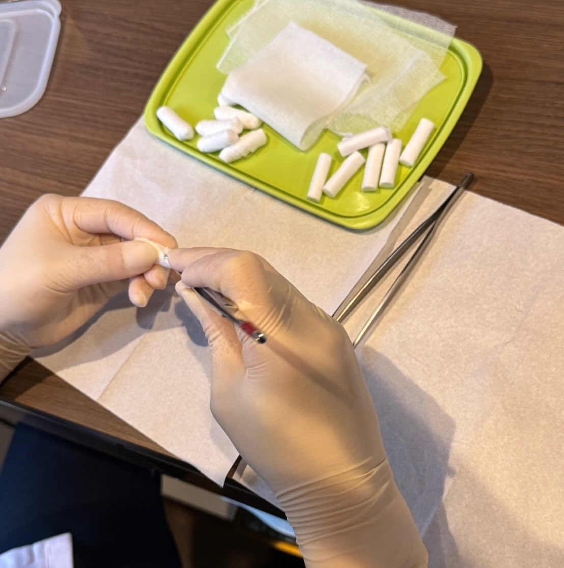 こんにちは！今回のスタッフの日常は止血ガーゼ作り編です😄