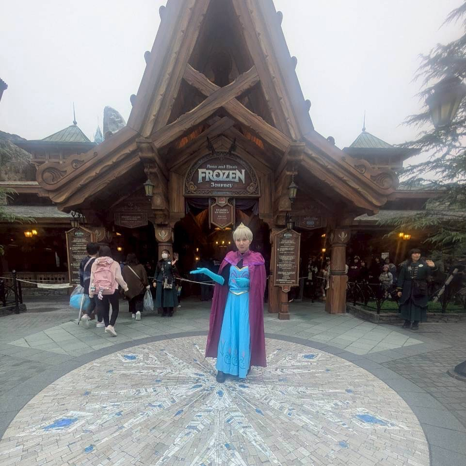 先日ハロウィン期間なので仮装でディズニーシーに行ってきました...